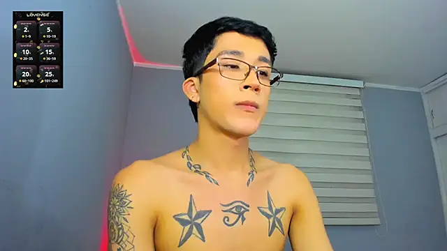 Snapshot of tom_Howard chatting on 11.11.25 tom Howard online show from 11.11.25