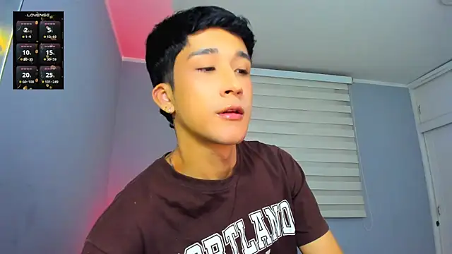 Snapshot of tom_Howard chatting on 11.15.25 tom Howard online show from 11.15.25