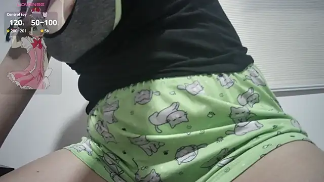 Snapshot of Haru_Queenn chatting on 11.05.25 Haru Queenn online show from 11.05.25