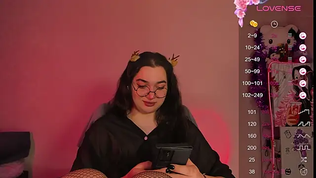 Snapshot of YsabellViveris chatting on 12.17.24 YsabellViveris online show from 12.17.24