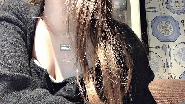 Snapshot of Tw_Zoella chatting on 12.03.24 Tw Zoella online show from 12.03.24