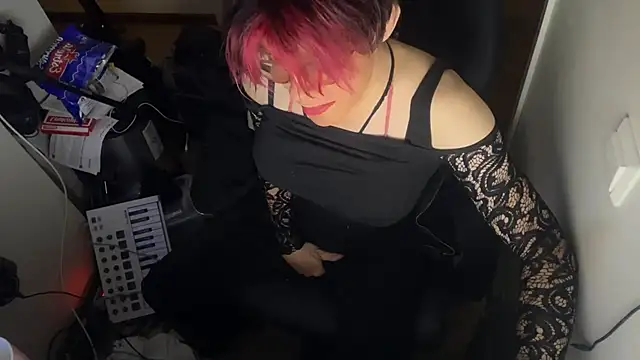 Snapshot of ecd011 chatting on 09.29.25 ecd011 online show from 09.29.25