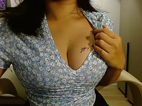 Snapshot of aahna33 chatting on 10.26.25 aahna33 online show from 10.26.25