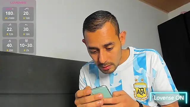 Snapshot of jhonyalzate2 chatting on 02.25.26 jhonyalzate2 online show from 02.25.26