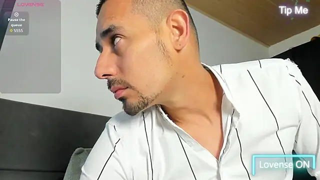 Snapshot of jhonyalzate2 chatting on 04.28.26 jhonyalzate2 online show from 04.28.26