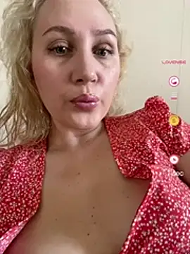 Snapshot of YourBlondee chatting on 04.27.26 YourBlondee online show from 04.27.26