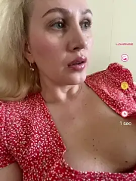 Snapshot of YourBlondee chatting on 05.05.26 YourBlondee online show from 05.05.26
