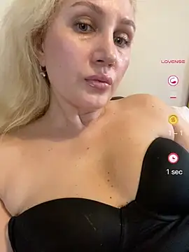 Snapshot of YourBlondee chatting on 05.08.26 YourBlondee online show from 05.08.26