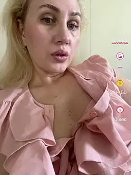 Snapshot of YourBlondee chatting on 05.26.26 YourBlondee online show from 05.26.26