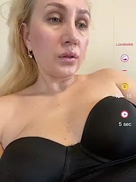 Snapshot of YourBlondee chatting on 05.29.26 YourBlondee online show from 05.29.26