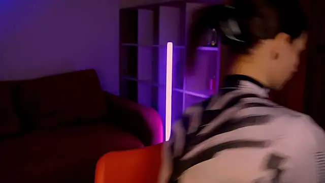 ItsAlisia online show from 11.21.25