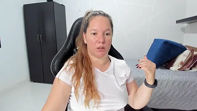 Snapshot of tamy_shine87 chatting on 10.10.25 tamy shine87 online show from 10.10.25