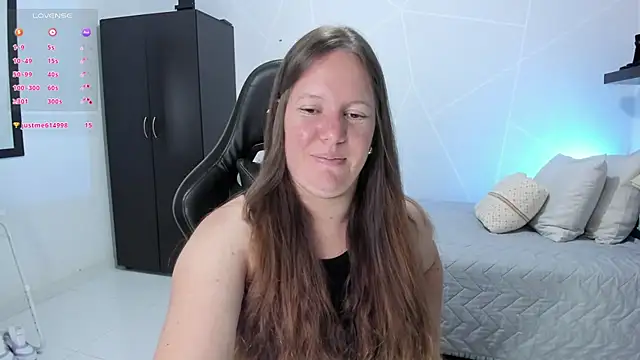 Snapshot of tamy_shine87 chatting on 10.18.25 tamy shine87 online show from 10.18.25