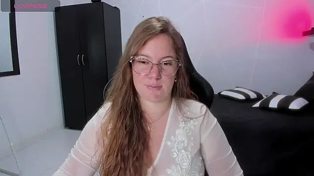 Snapshot of tamy_shine87 chatting on 11.02.25 tamy shine87 online show from 11.02.25