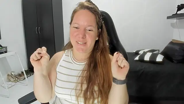 Snapshot of tamy_shine87 chatting on 11.15.25 tamy shine87 online show from 11.15.25