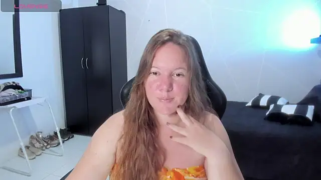 Snapshot of tamy_shine87 chatting on 11.17.25 tamy shine87 online show from 11.17.25