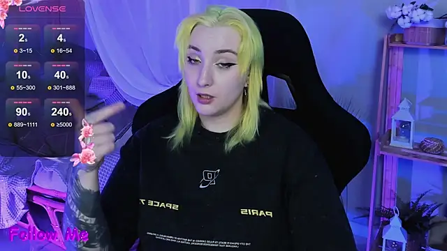 Snapshot of AsheLucker chatting on 10.02.25 AsheLucker online show from 10.02.25