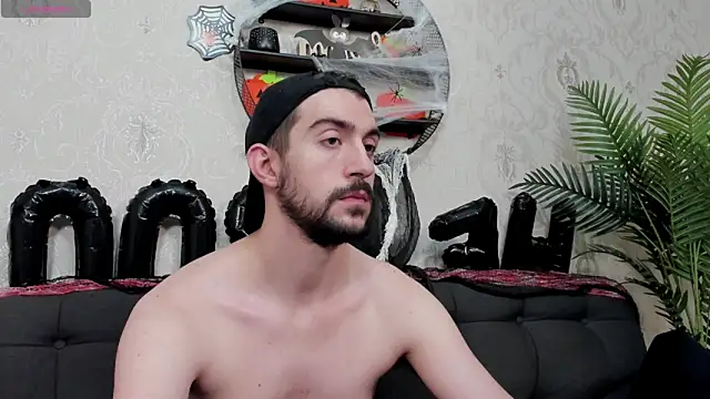 Snapshot of Dylan_Best chatting on 10.31.25 Dylan Best online show from 10.31.25