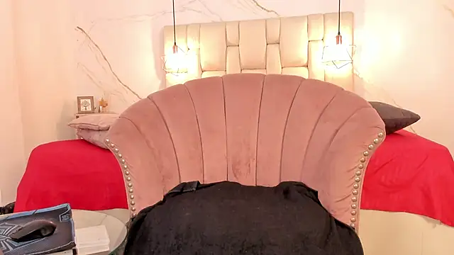 IsiisLovei online show from 12.17.24