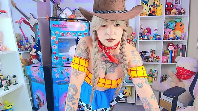 Snapshot of meda_kawaii_ chatting on 10.02.25 meda kawaii online show from 10.02.25