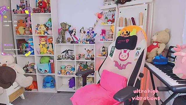 Snapshot of meda_kawaii_ chatting on 10.31.25 meda kawaii online show from 10.31.25