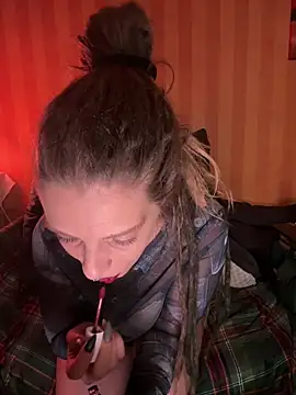 Snapshot of MenaDreadfull chatting on 01.04.25 MenaDreadfull online show from 01.04.25