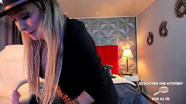 Holly madison  online show from 02.23.25