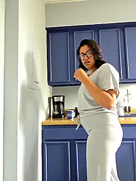 Snapshot of Nikkierosee chatting on 10.29.25 Nikkierosee online show from 10.29.25