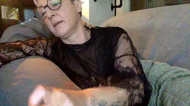 Snapshot of Kbimpakt chatting on 11.17.25 Kbimpakt online show from 11.17.25