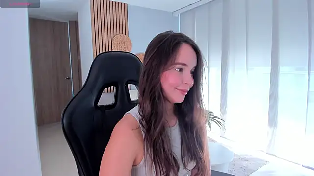 Snapshot of AnnieHallX chatting on 10.06.25 AnnieHallX online show from 10.06.25