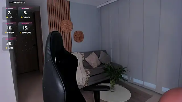 Snapshot of AnnieHallX chatting on 10.24.25 AnnieHallX online show from 10.24.25