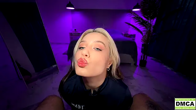 Snapshot of _blowjob_queen chatting on 09.30.25 blowjob queen online show from 09.30.25