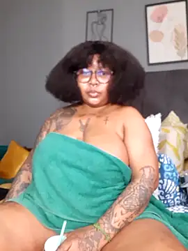 Snapshot of PearlSexxy69 chatting on 10.13.25 PearlSexxy69 online show from 10.13.25