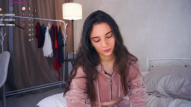 Holla Molly online show from 03.06.25