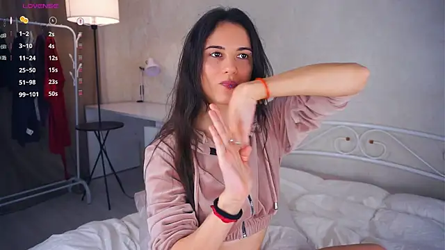 Holla Molly online show from 03.06.25