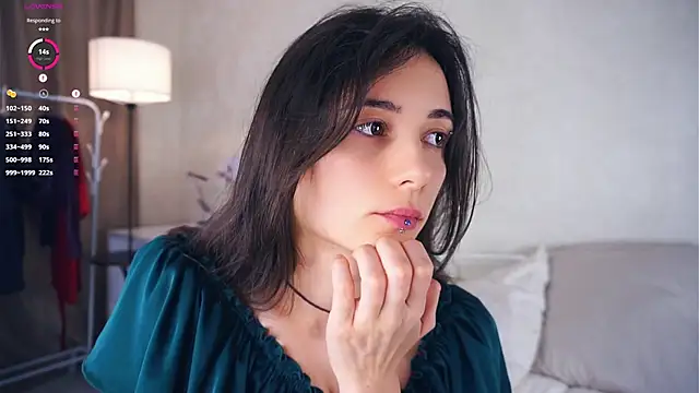 Holla Molly online show from 03.09.25