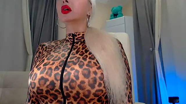 Snapshot of Tremendous_blondie chatting on 02.04.25 Tremendous blondie online show from 02.04.25