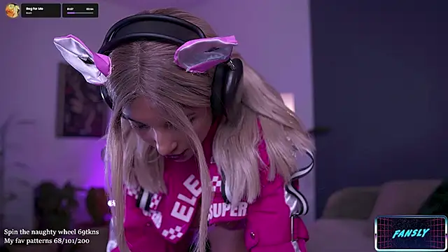 Snapshot of LucyAllenX chatting on 10.09.25 LucyAllenX online show from 10.09.25