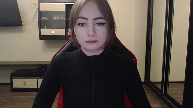 Snapshot of Laralianna chatting on 01.10.25 Laralianna online show from 01.10.25