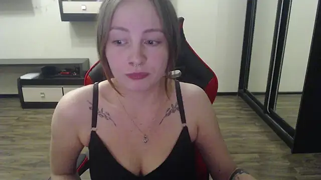 Snapshot of Laralianna chatting on 03.16.25 Laralianna online show from 03.16.25