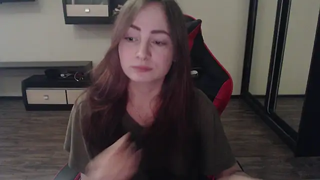 Snapshot of Laralianna chatting on 03.17.25 Laralianna online show from 03.17.25