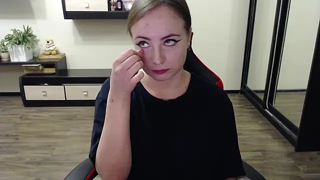 Snapshot of Laralianna chatting on 09.21.25 Laralianna online show from 09.21.25