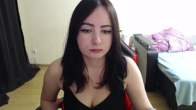 Laralianna online show from 10.26.25