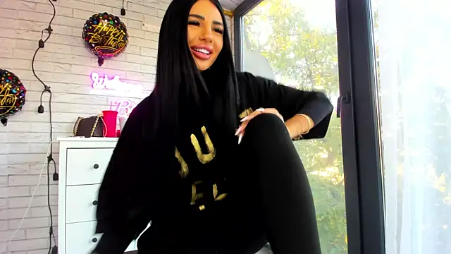 Snapshot of Britney_Charm_ chatting on 10.17.25 Britney Charm online show from 10.17.25