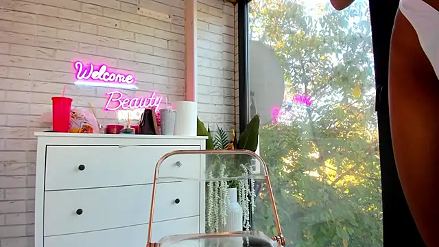 Snapshot of Britney_Charm_ chatting on 10.20.25 Britney Charm online show from 10.20.25