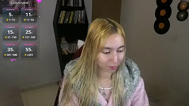 Snapshot of Saucy_Jenn chatting on 09.28.25 Saucy Jenn online show from 09.28.25