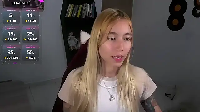 Snapshot of Saucy_Jenn chatting on 10.05.25 Saucy Jenn online show from 10.05.25