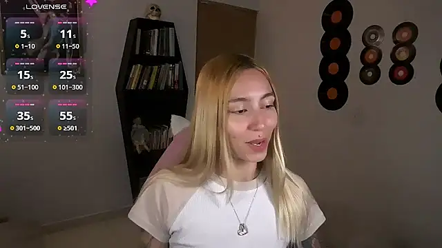 Snapshot of Saucy_Jenn chatting on 10.12.25 Saucy Jenn online show from 10.12.25