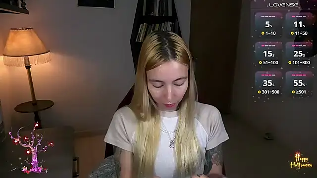 Snapshot of Saucy_Jenn chatting on 10.26.25 Saucy Jenn online show from 10.26.25