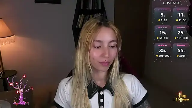 Snapshot of Saucy_Jenn chatting on 10.30.25 Saucy Jenn online show from 10.30.25